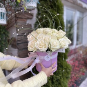 коробка с белами розами 